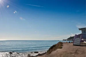 Clear blue sky over Las Tunas Beach, creating a serene and inviting atmosphere.